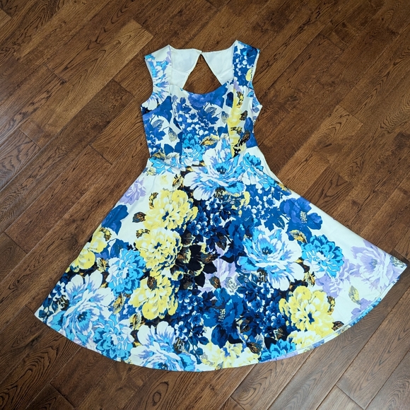 New York & Company Dresses & Skirts - EUC New York & Company Sleeveless Bold Floral Flare Dress Cutout Back Zip Sz 2